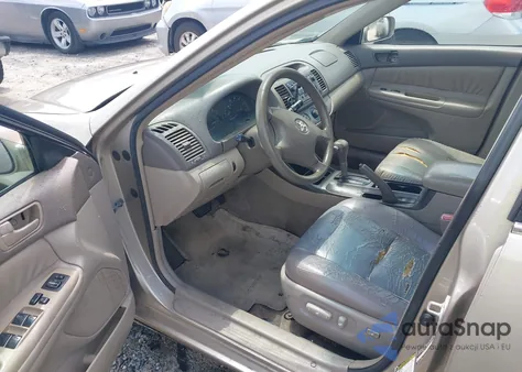 2004 Toyota Camry Le z USA, uszkodzony, nr VIN 4T1BE32K34U848149